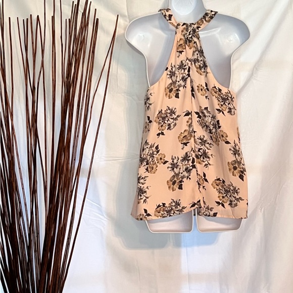 Versatile floral print summer top from DailyLook in size medium. - Picture 2 of 5